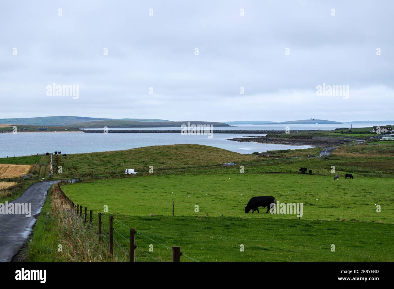 Vista di Lamb Holm e Causeway, Churchill Barriers, Orkney, Scozia, Regno Unito Foto Stock