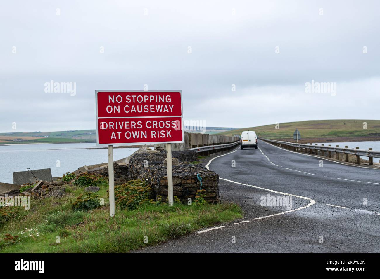 Nessuna sosta sul cartello della strada sopraelevata a Lamb Holm, Causeway, Churchill Barriers, Orkney, Scozia, REGNO UNITO Foto Stock