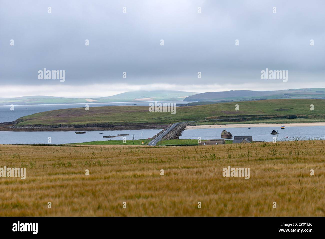 Vista di Glimps Holm and Causeway, Churchill Barriers, a Burray, Orkney, Scozia, REGNO UNITO Foto Stock
