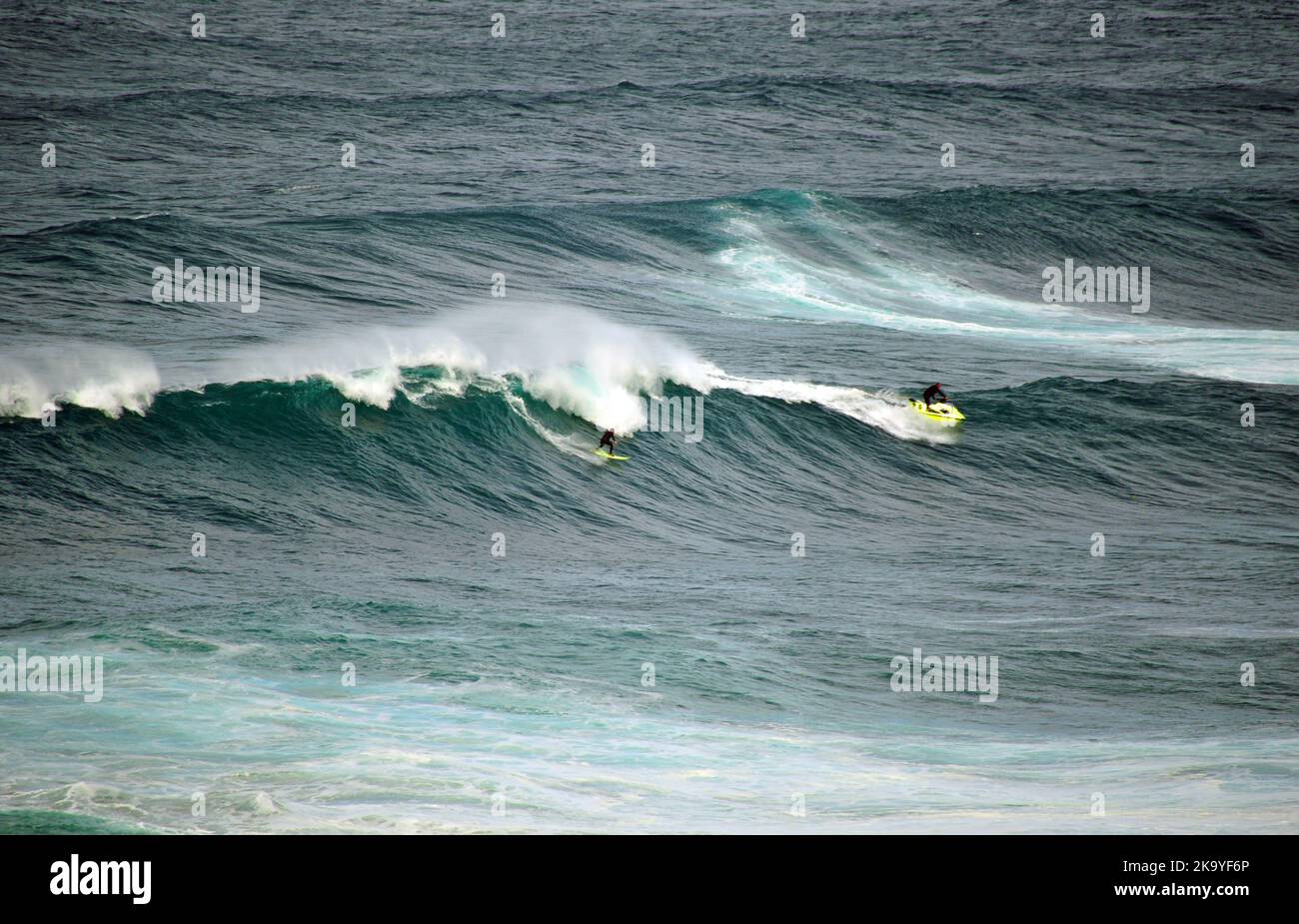 Tow-in Surfing, Nazaré, Portogallo Foto Stock