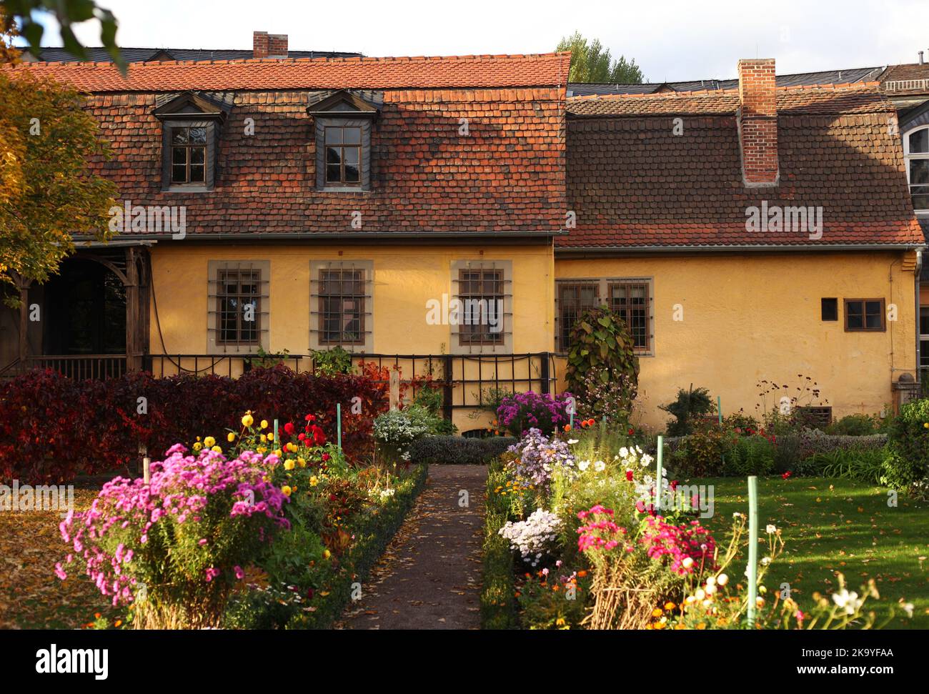 Weimar, Germania. 16th Ott 2022. 16.10.2022, Weimar. Il retro della vecchia casa di Goethe a Weimar con il giardino in primo piano. Il consigliere privato, il poeta premio, il ricercatore e naturalista Johann Wolfgang von Goethe visse con la sua famiglia nella casa di Frauenplan a Weimar per molti anni e morì anche qui. La casa divenne un museo nel 19th ° secolo. Credit: Wolfram Steinberg/dpa Credit: Wolfram Steinberg/dpa/Alamy Live News Foto Stock