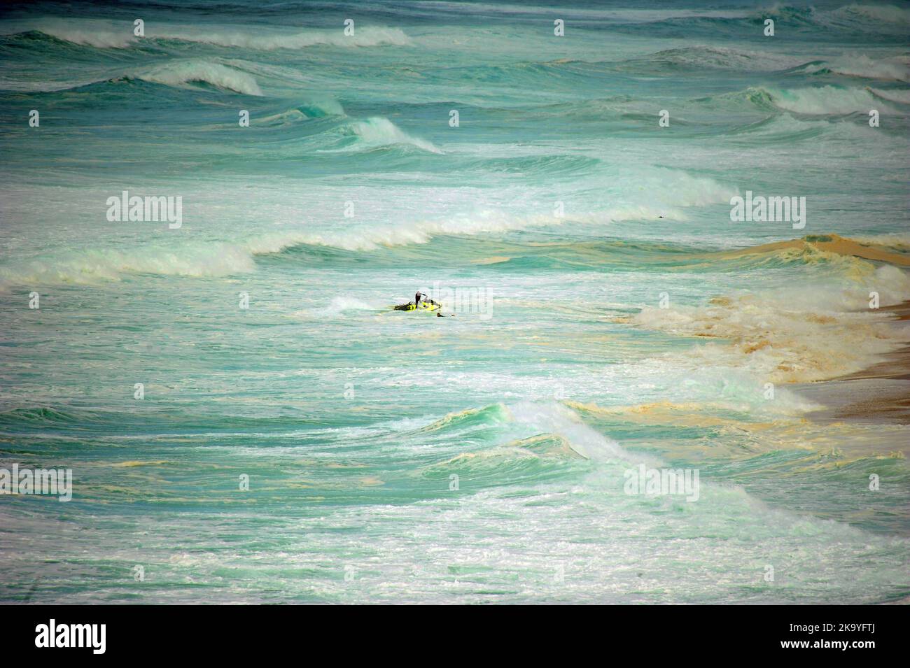 Tow-in Surfing, Nazaré, Portogallo Foto Stock
