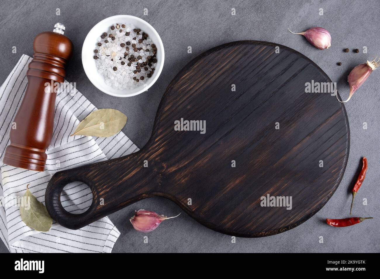 Tagliere o bistecca, shaker di spezie e condimenti Foto Stock