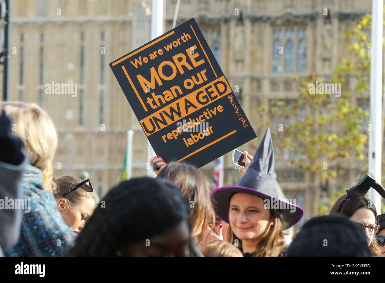 Londra, Regno Unito. 29th Ott 2022. Un protester tiene un cartello durante la dimostrazione. Genitori e bambini hanno partecipato alla "marcia delle mummie" di Screwed, nel centro di Londra, chiedendo di migliorare l'assistenza all'infanzia, il congedo parentale e politiche di lavoro flessibili. I manifestanti marciarono da Trafalgar Square attraverso Whitehall, passando Downing Street fino a Parliament Square. Credit: SOPA Images Limited/Alamy Live News Foto Stock