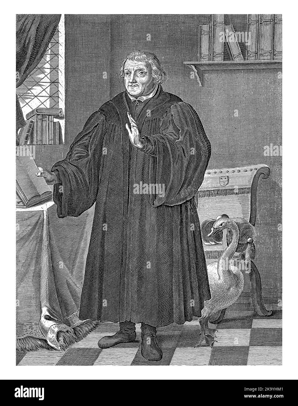 Ritratto integrale di Martin Luther, all'interno di uno studio. Dietro di lui un cigno. Sotto il ritratto sono riportati il nome e i dettagli in due righe in latino. Foto Stock