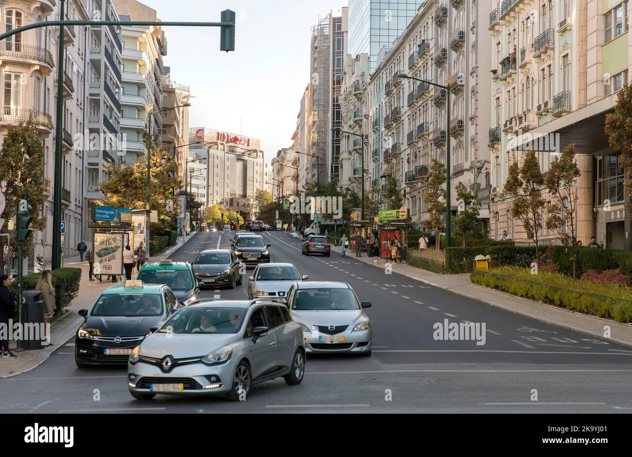 Traffico automobilistico sulla strada di Lisbona, Portogallo Foto Stock