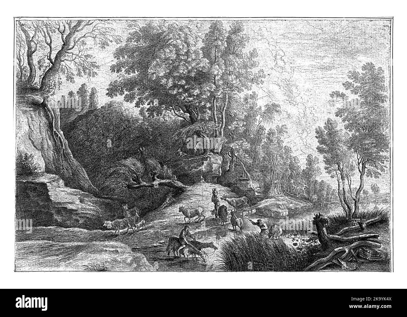 Buca d'annaffiamento ai margini della foresta, con cavalli, mucche e i loro pastori. Foto Stock