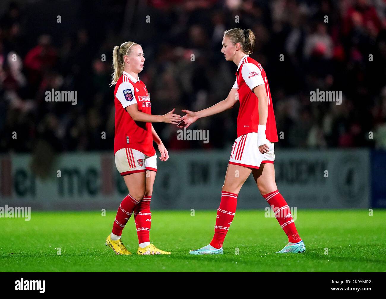 Beth Mead dell'Arsenal e Vivianne Miedema si stringono le mani alla fine della partita della Super League femminile di Barclays al LV Bet Stadium Meadow Park, Borehamwood. Data immagine: Domenica 30 ottobre 2022. Foto Stock