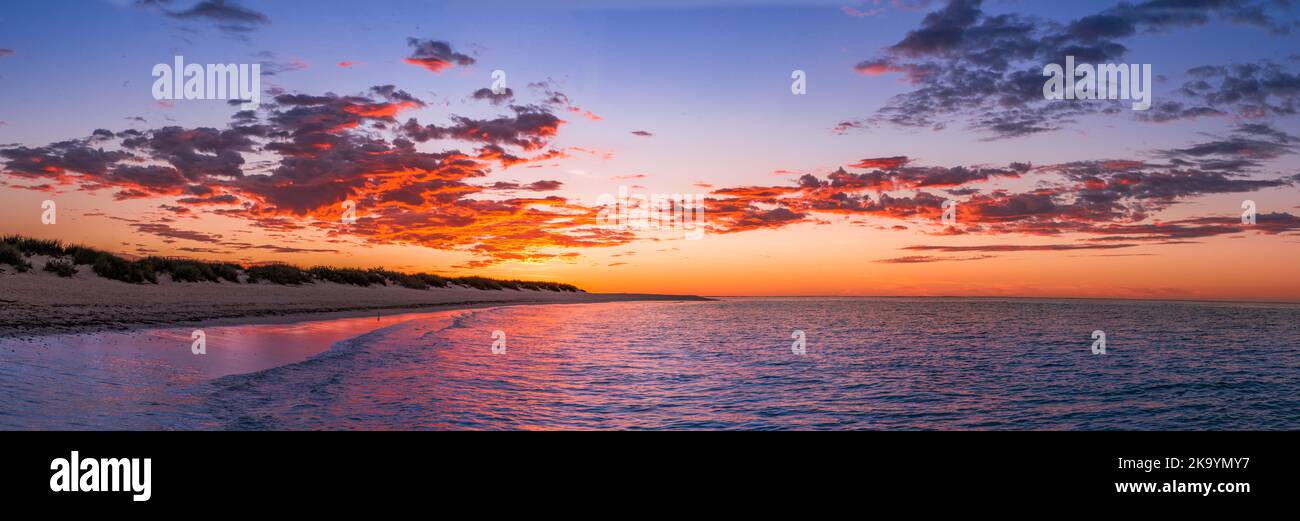 Tramonto al Parco Nazionale di Cape Range, nell'Oceano indiano dell'Australia Occidentale Foto Stock