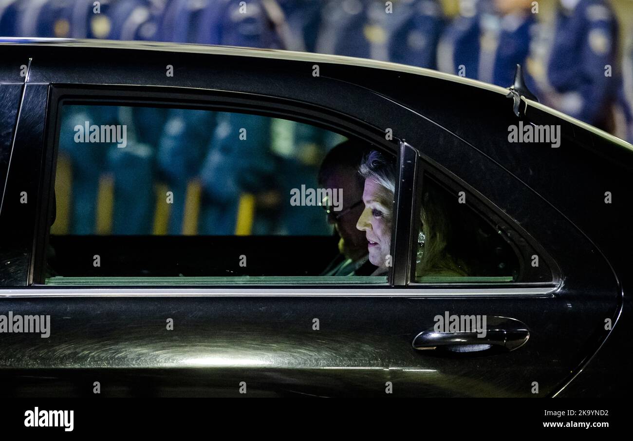 2022-10-30 22:29:32:19 Atene - Re Willem-Alexander e Regina Maxima arrivano all'aeroporto internazionale di Atene per una visita di tre giorni in Grecia. La visita è stata rinviata due volte, prima a causa della corona, poi a causa dell'invasione russa dell'Ucraina. ANP SEM VAN DER WAL olanda fuori - belgio fuori Foto Stock