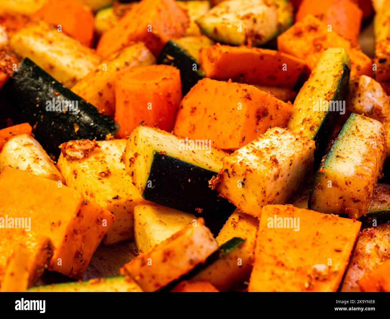 verdure - mescolare tagliato a pezzi e cosparso di spezie pronte per la cottura, cibo vegano, dieta sana Foto Stock