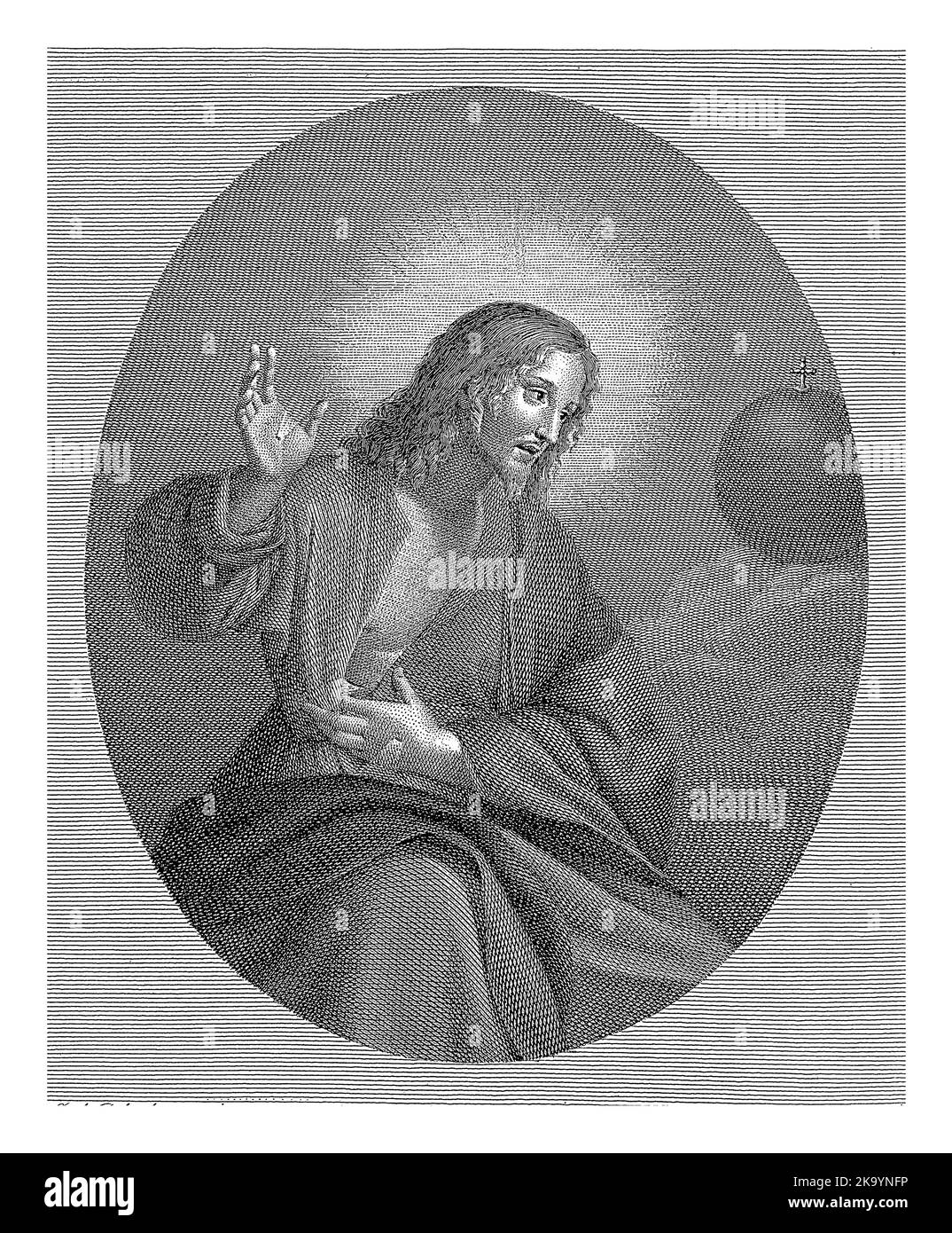 Cristo mostra le stimmate nelle sue mani e la sua ferita laterale. Sta guardando un globo con una croce. Foto Stock