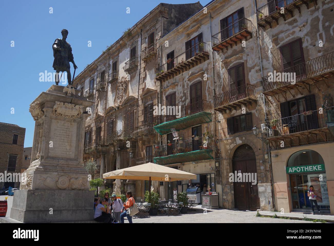 Il Monumento Carlo V, scultura monumentale eretta nel 1631 in Piazza Bologni a Palermo, Sicilia Foto Stock