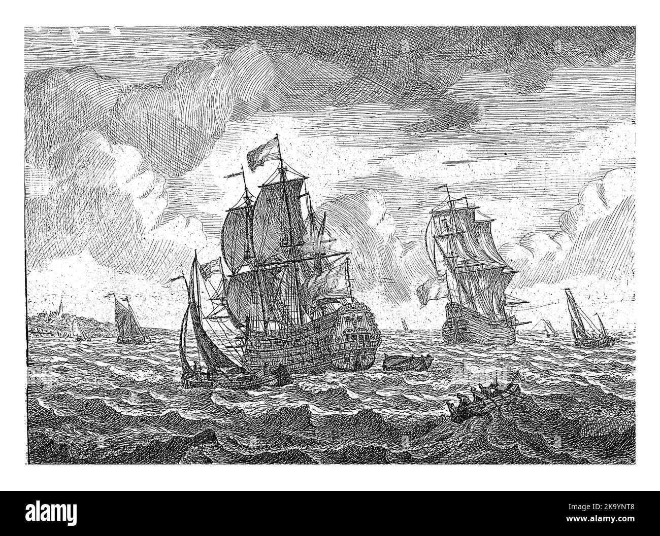 Due tre maestri navigano su un mare inquieto. Alcune navi più piccole navigano intorno ad esso. In primo piano, quattro persone sono in fila contro le onde in un gommone. Foto Stock Due tre maestri navigano su un mare inquieto. Alcune navi più piccole navigano intorno ad esso. In primo piano, quattro persone sono in fila contro le onde in un gommone. Foto Stock