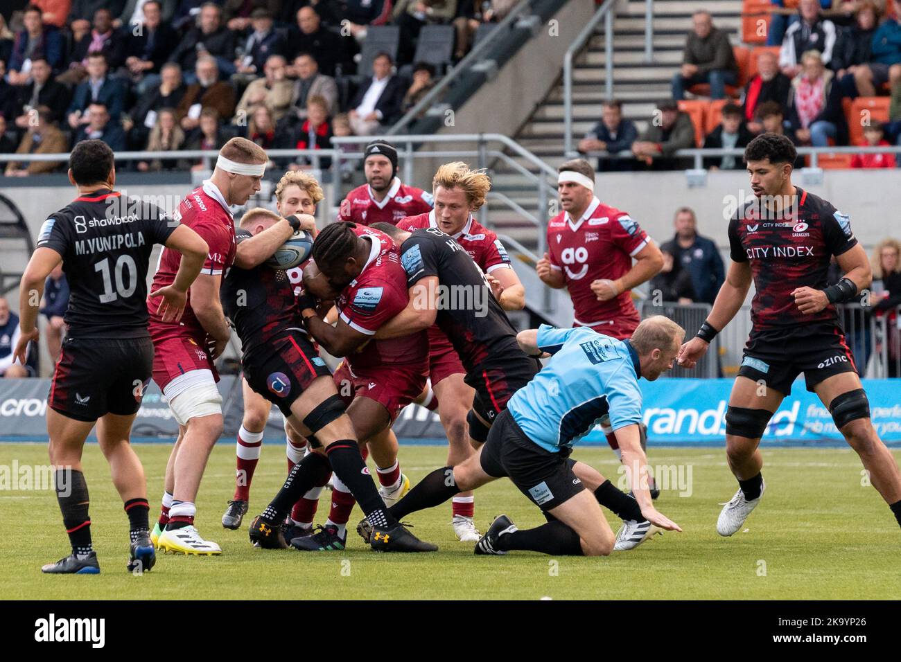 L'arbitro Wayne Barnes viene spinto fuori strada durante il Gallagher Premiership Match Saracens vs sale Sharks allo StoneX Stadium, Londra, Regno Unito, 30th ottobre 2022 (Foto di Richard Washbrooke/News Images) Foto Stock