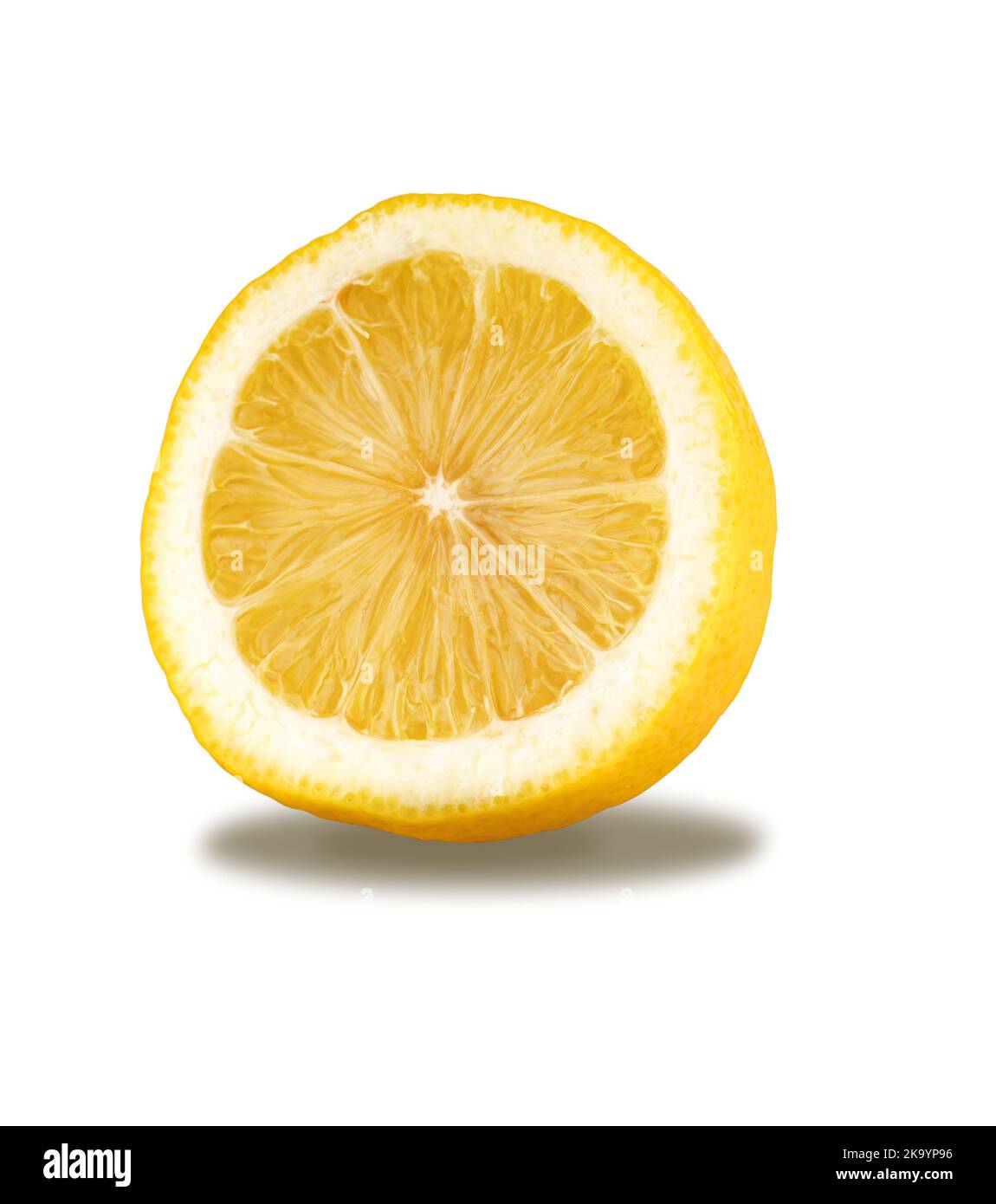 limone maturo tagliato a metà, isolato su fondo bianco Foto Stock