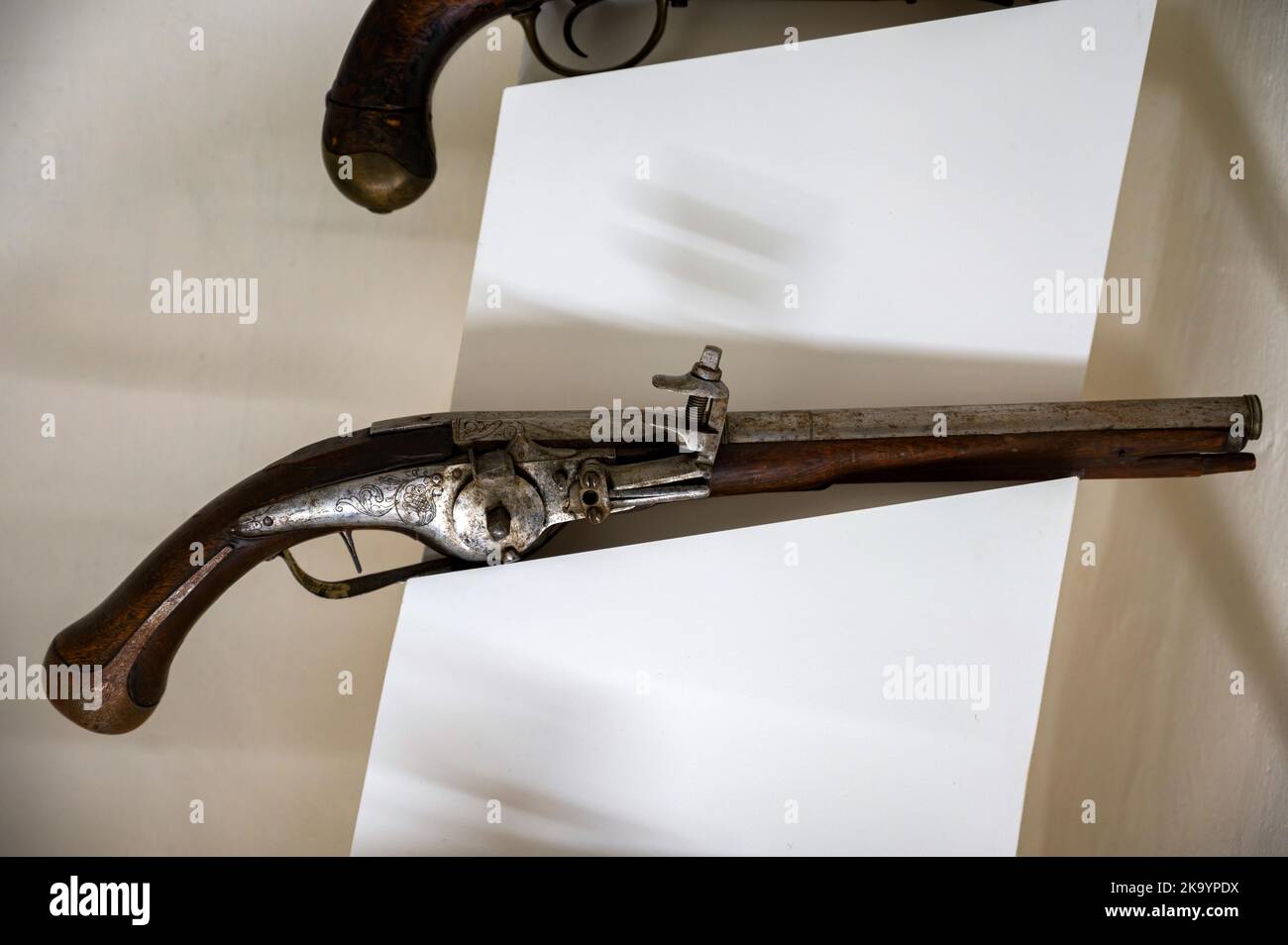 Vista della vecchia pistola retrò flintlock sul banco bianco, foto ravvicinata. Foto Stock