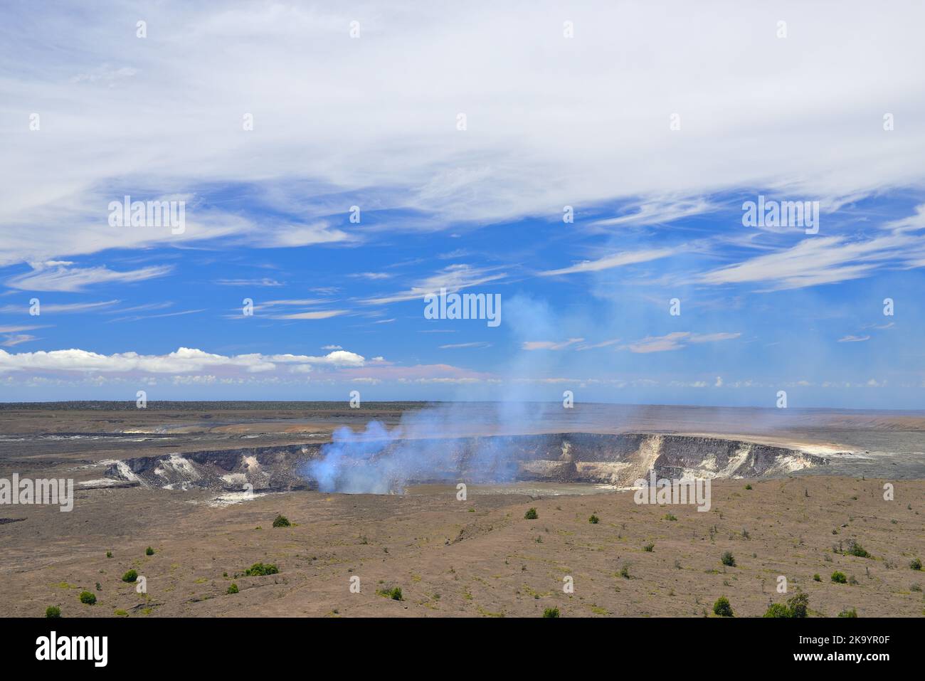 I pittoreschi crateri fumanti Kilauea e Halemaumau, il Parco Nazionale dei Vulcani Hawaiani a Big Island HI Foto Stock