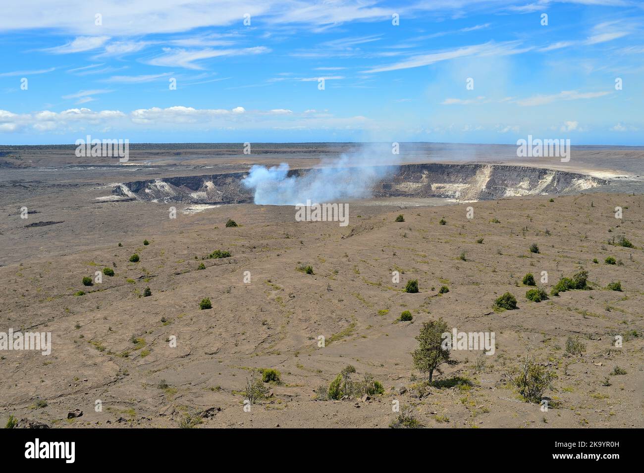 I pittoreschi crateri fumanti Kilauea e Halemaumau, il Parco Nazionale dei Vulcani Hawaiani a Big Island HI Foto Stock