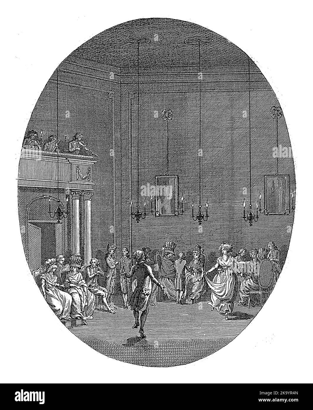 Una sala da ballo. Contro le mura ci sono onorevoli colleghi. Nel mezzo della stanza una coppia danzante. A sinistra sopra la porta l'orchestra. Foto Stock