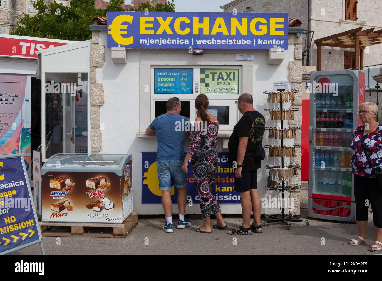 I turisti cambiano denaro in uno stand di scambio a Orebić, Croazia Foto Stock