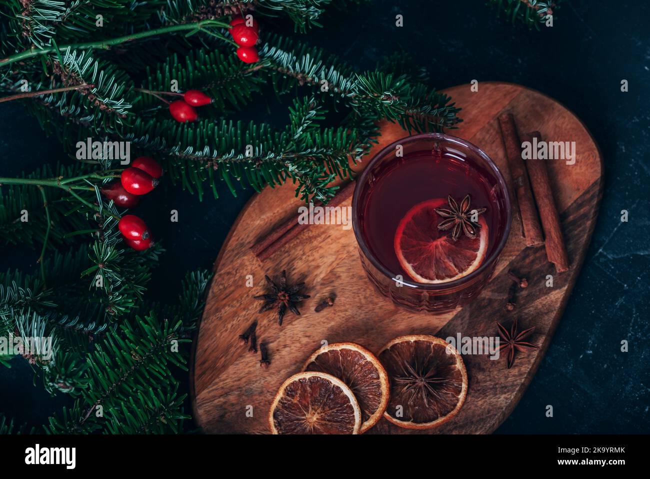 VIN brulé di Natale con spezie su un tagliere. Vista dall'alto, disposizione piatta. Foto Stock