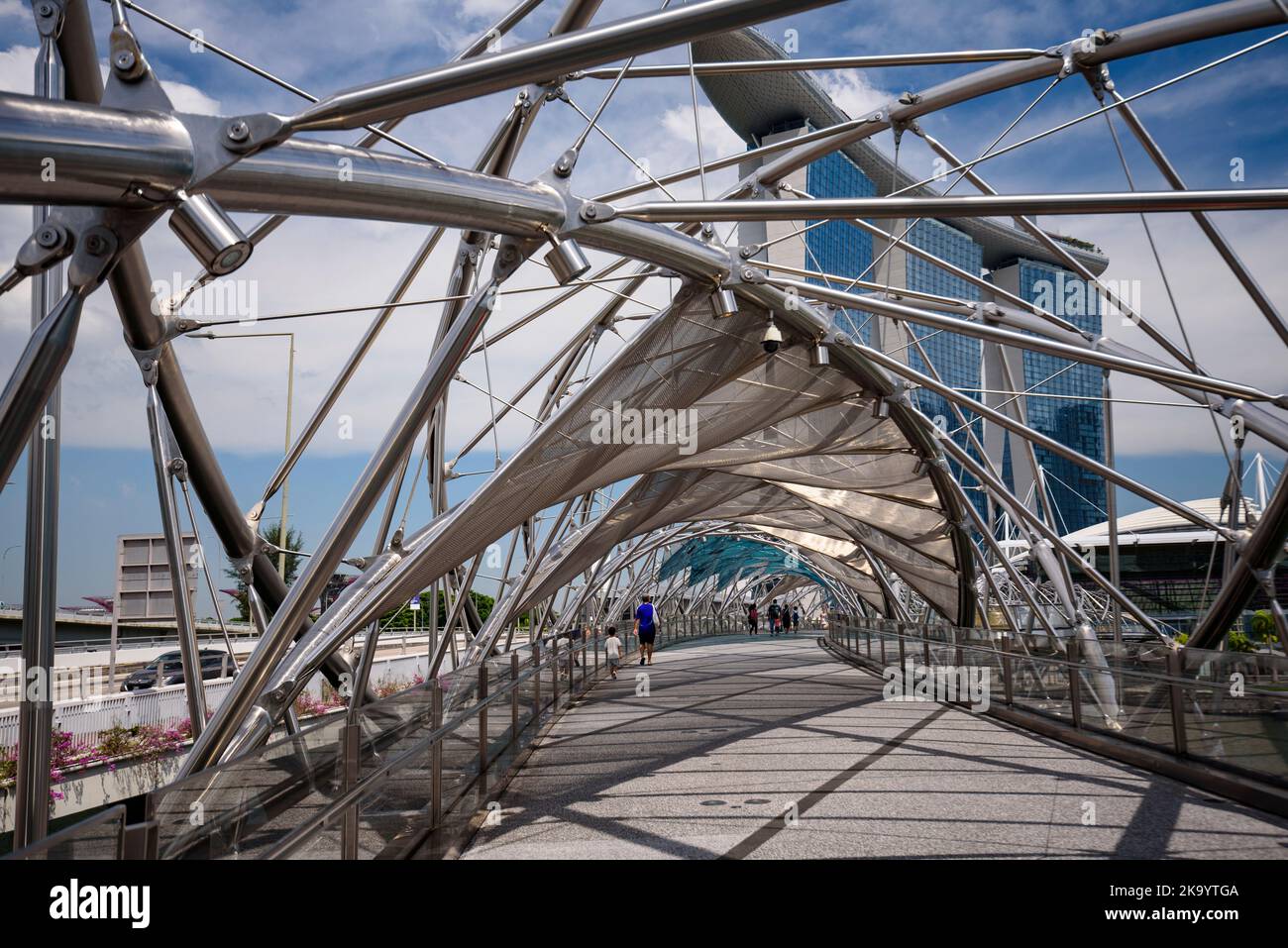 Vista di Marina Bay attraverso il Ponte Helix, Singapore Foto Stock
