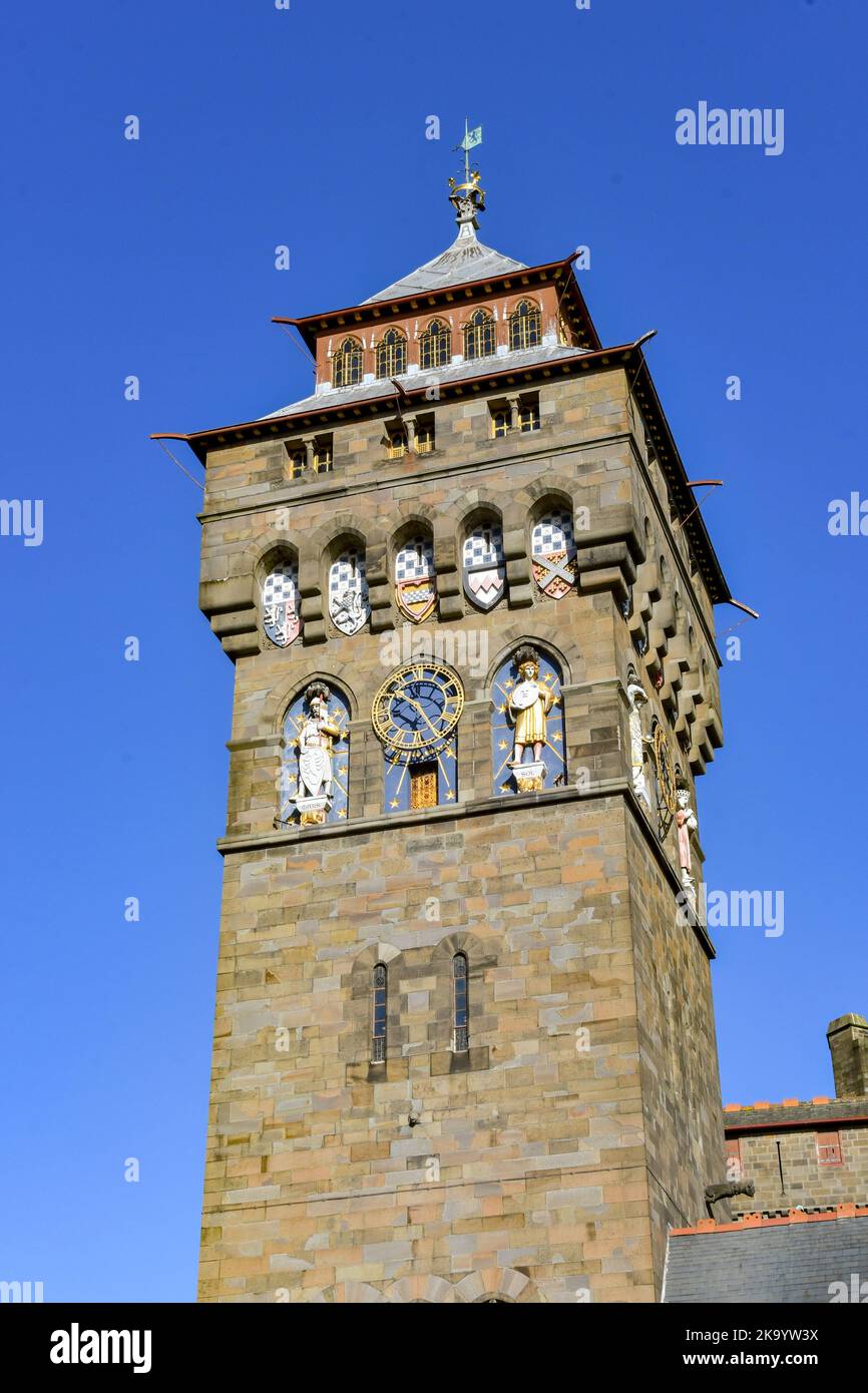 Cardiff, Galles - 2022 ottobre: Decorazione ornata sulla torre dell'orologio del Castello di Cardiff nel centro della città Foto Stock
