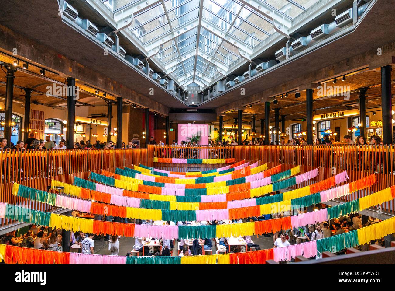 Interno del Seven Dials Market food Hall, Covent Garden, Londra, Regno Unito Foto Stock
