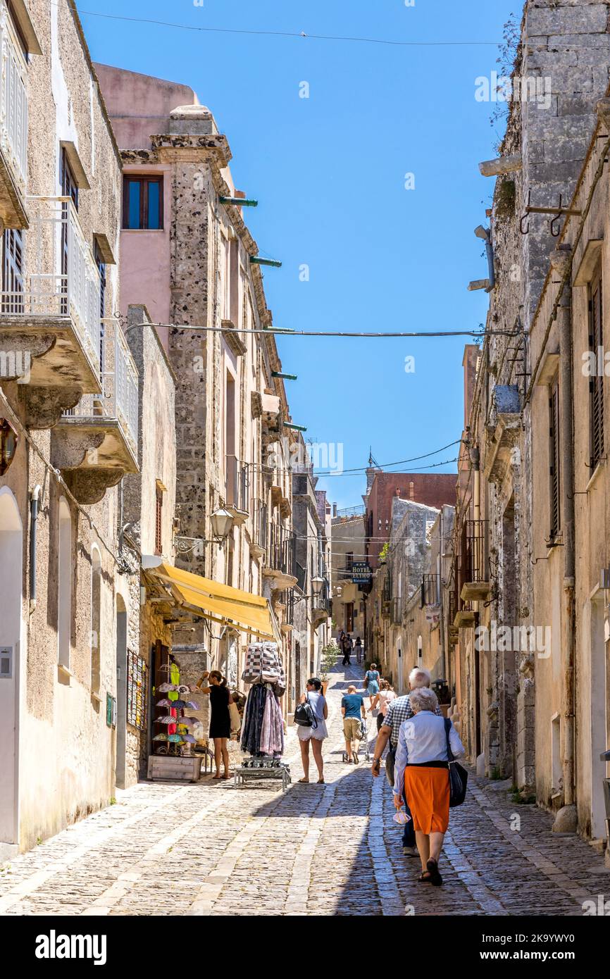 Erice, Sicilia, Italia - 10 luglio 2020: Souvenir siciliani. Antica, tipica strada stretta e acciottolata di Erice, Sicilia, Italia Foto Stock