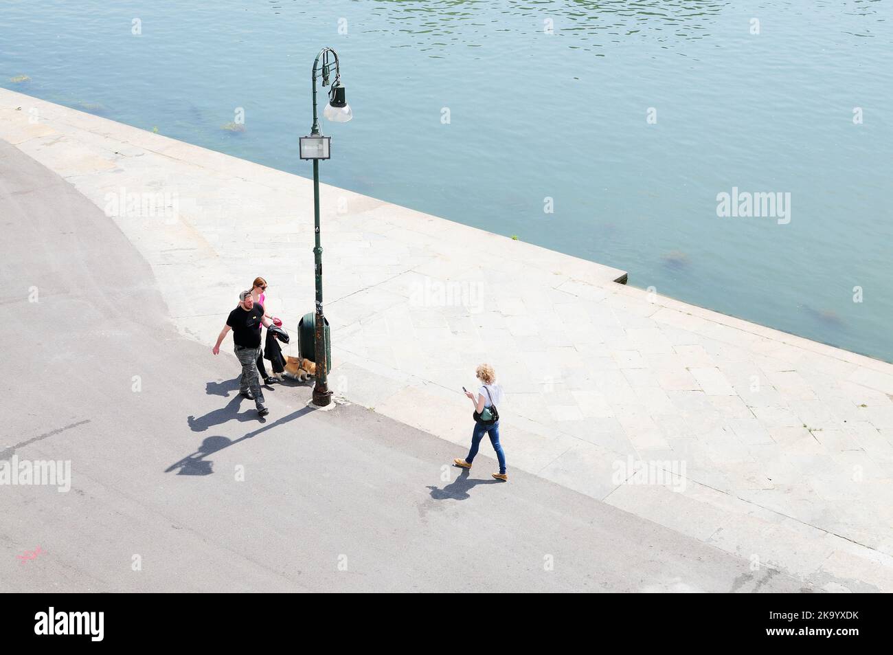 Torino, Italia. 22 maggio 2016. Alcuni turisti camminano lungo la riva del po, il fiume che attraversa la città Foto Stock