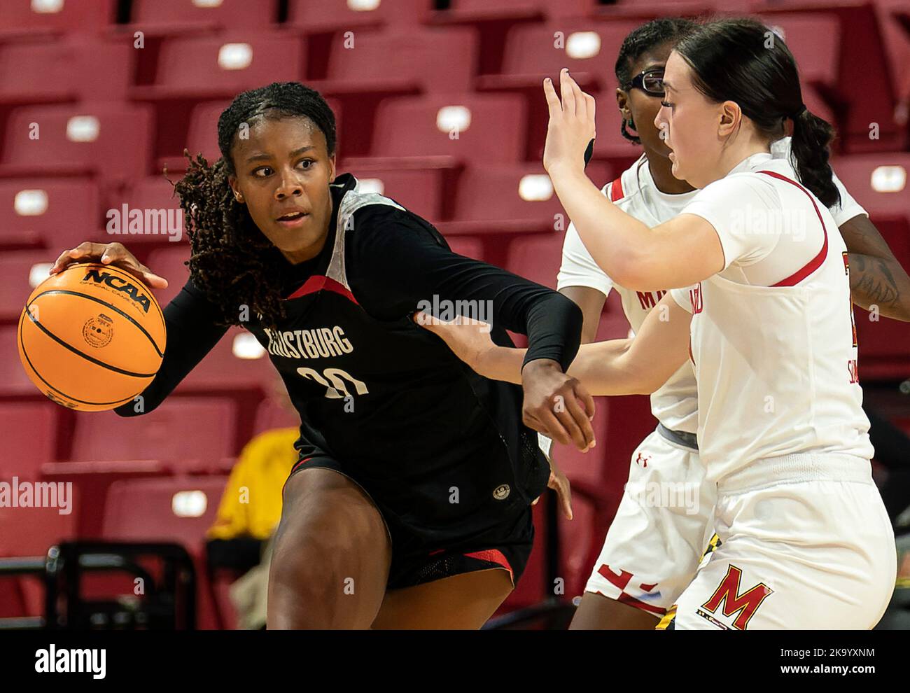 Il giocatore di basket femminile si dribbola in avanti Foto Stock