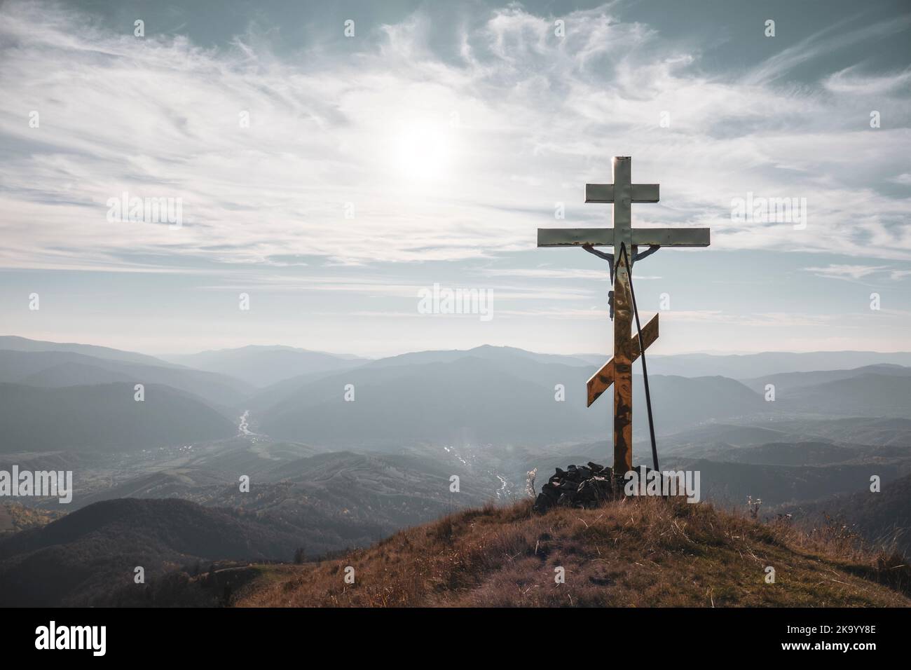 Croce cristiana sulla cima della montagna. Simbolo del cristianesimo e della fede Foto Stock