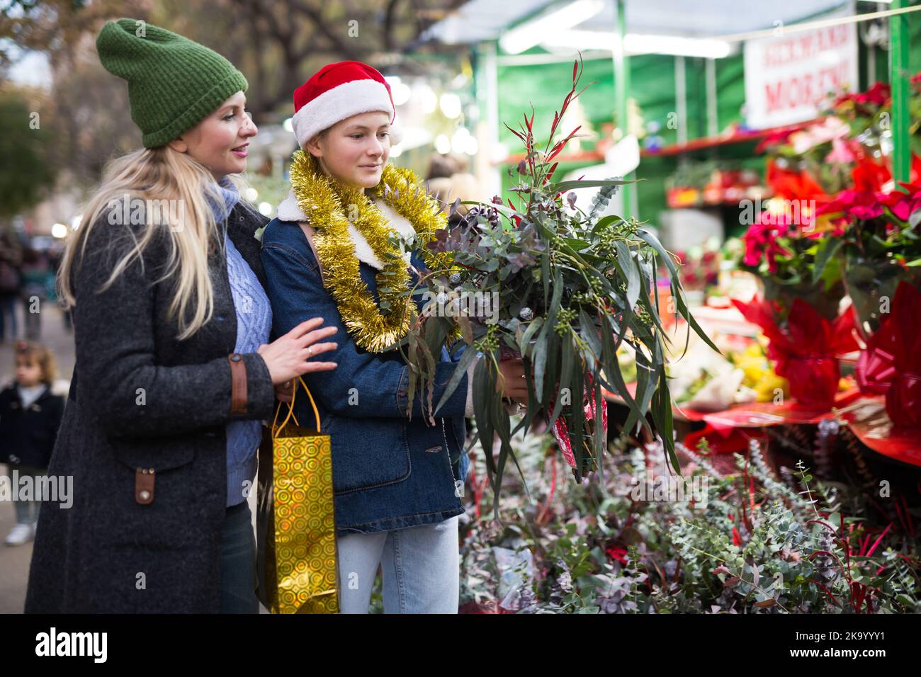 La donna e la sua figlia adolescente piacevole passare il tempo al mercato di Natale Foto Stock