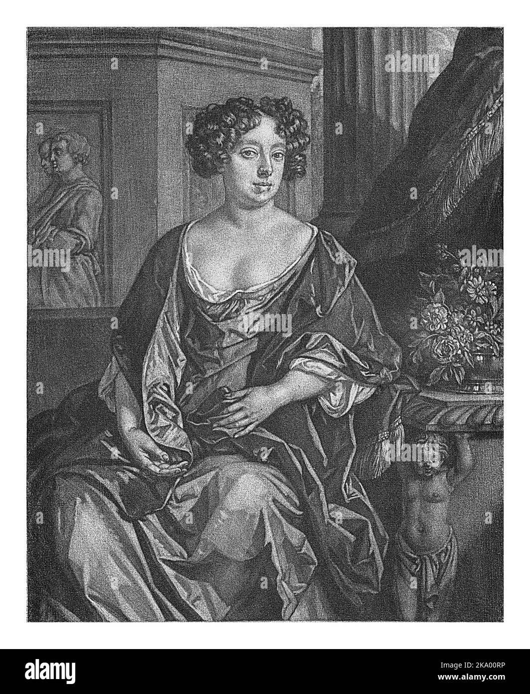 Lady Essex Finch, contessa di Nottingham, si trova su una terrazza. Accanto a lei una ciotola di fiori. Foto Stock