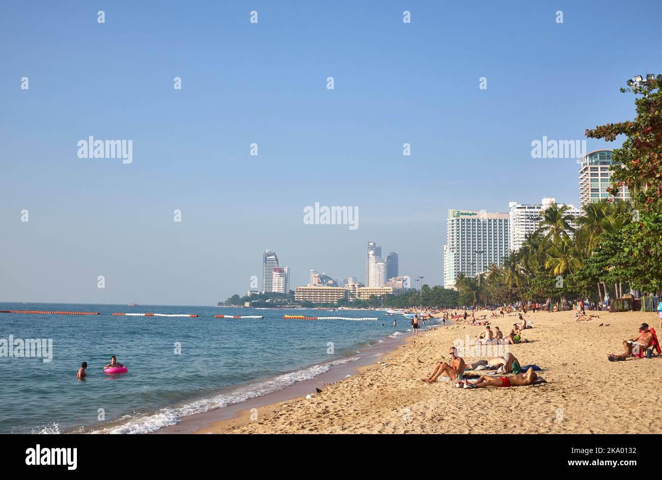 Turisti sul lungomare sabbioso di Pattaya, Thailandia Foto Stock