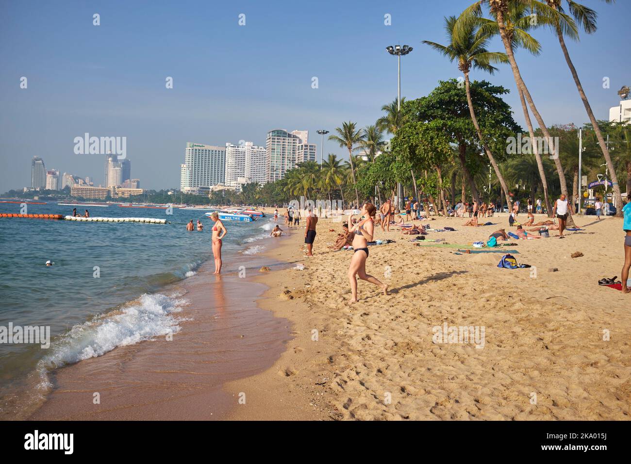 Turisti sul lungomare sabbioso di Pattaya, Thailandia Foto Stock