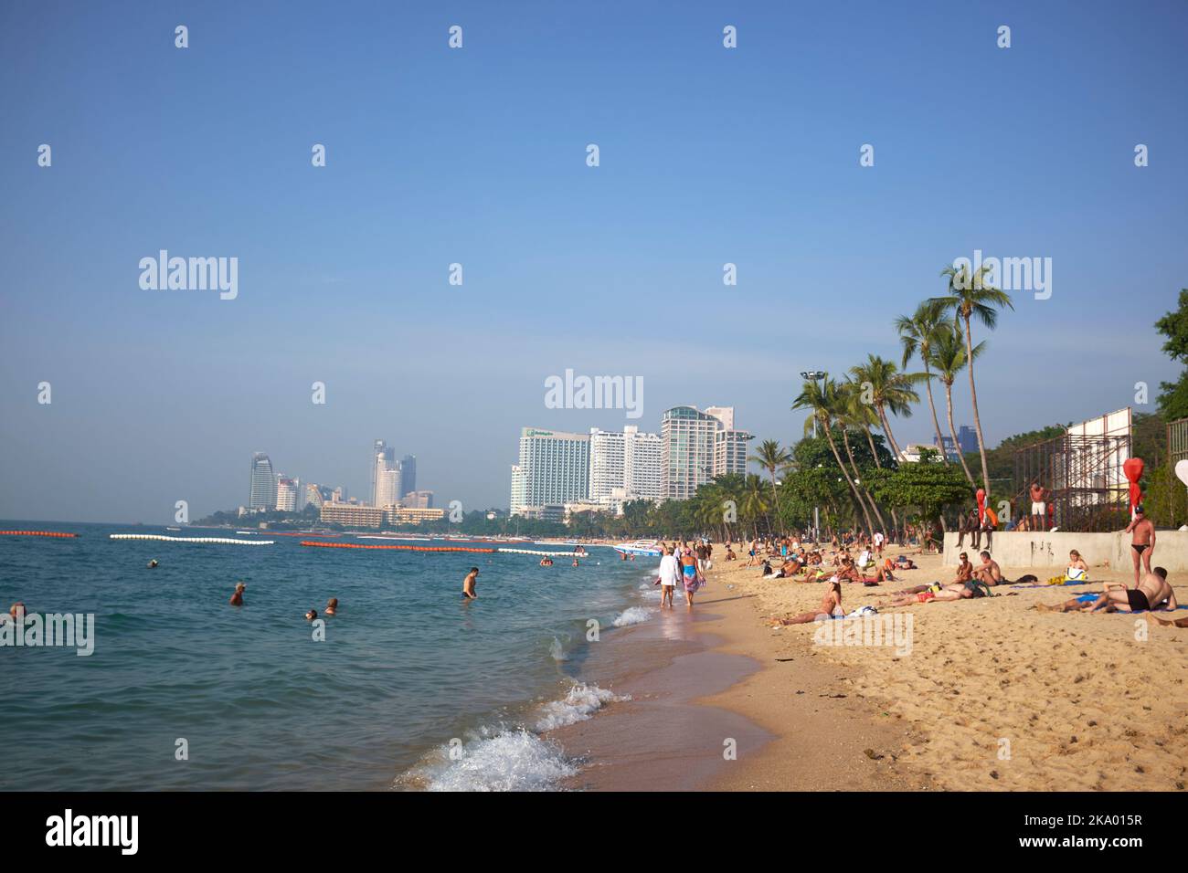 Turisti sul lungomare sabbioso di Pattaya, Thailandia Foto Stock