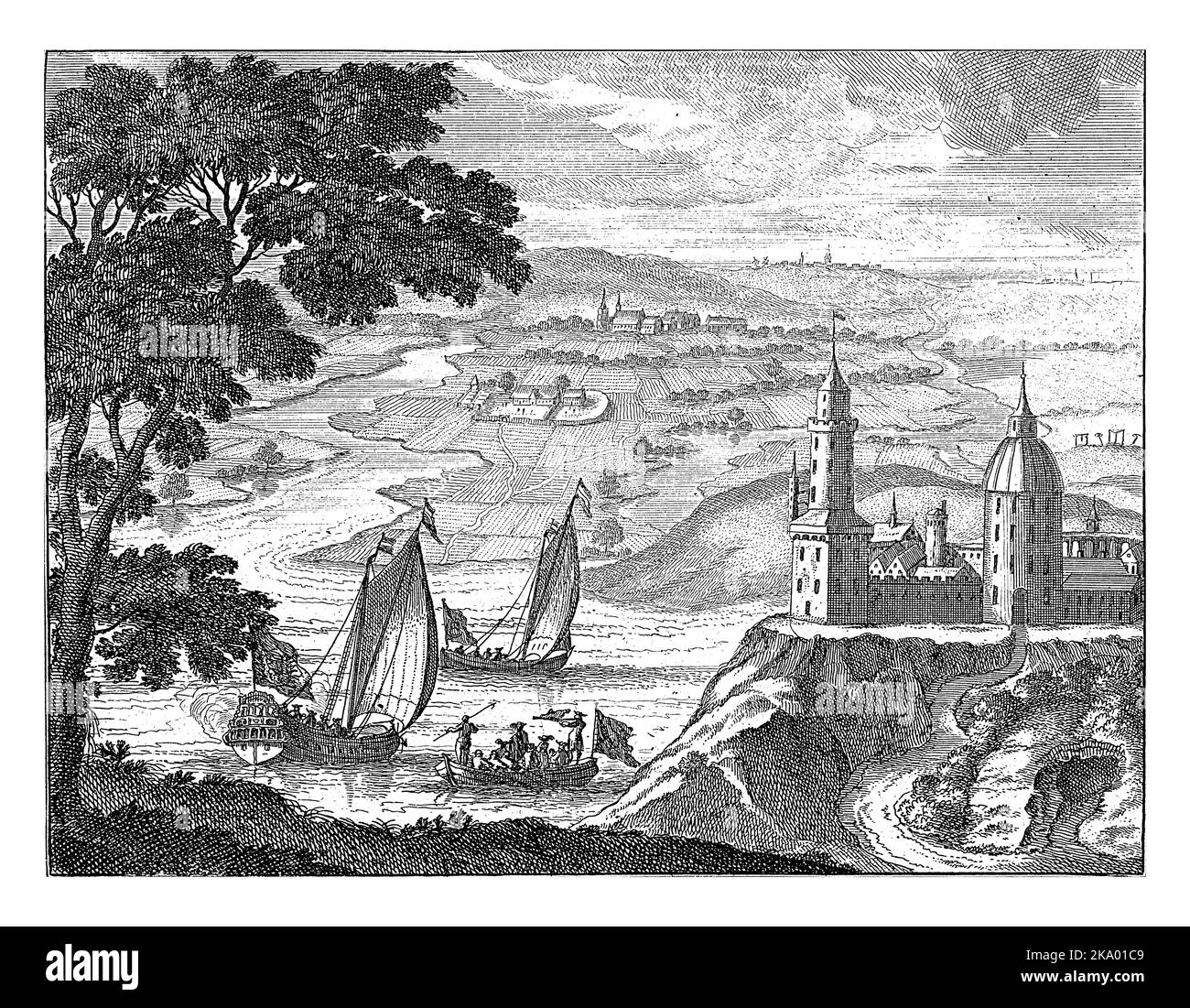 Un castello su una collina sulla destra. A sinistra un fiume, sul quale due navi a vela e un sloop. Foto Stock Un castello su una collina sulla destra. A sinistra un fiume, sul quale due navi a vela e un sloop. Foto Stock