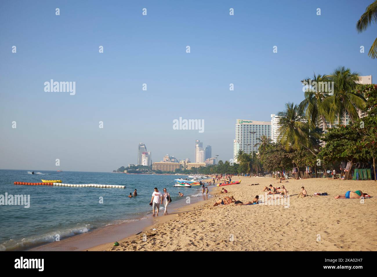 Scena di spiaggia con turisti a Pattaya, Thailandia Foto Stock