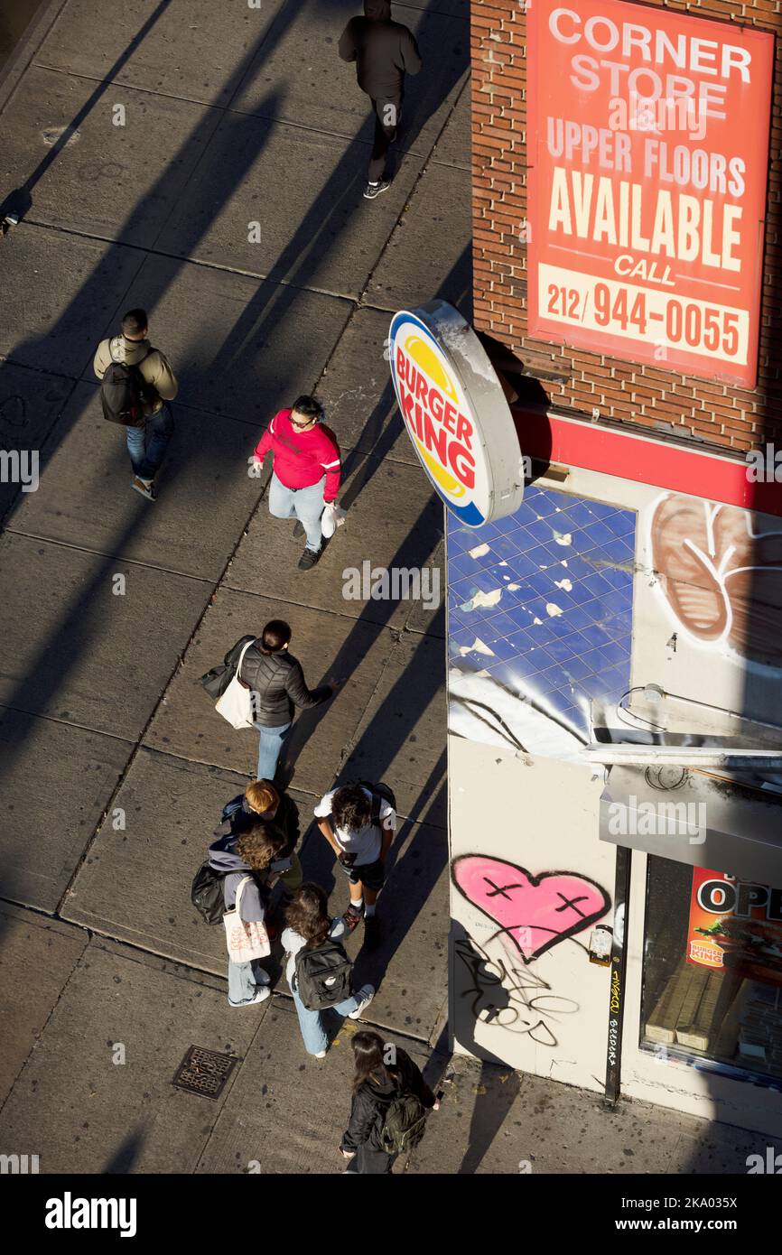 Persone in un angolo di strada, Lower East Side, Manhattan Foto Stock