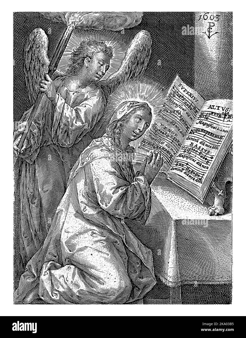 Maria si inginocchia davanti a un tavolo con un libro di canzoni. Dietro di lei c'è un angelo con una torcia ardente. Nel margine una didascalia a due righe in latino. Foto Stock