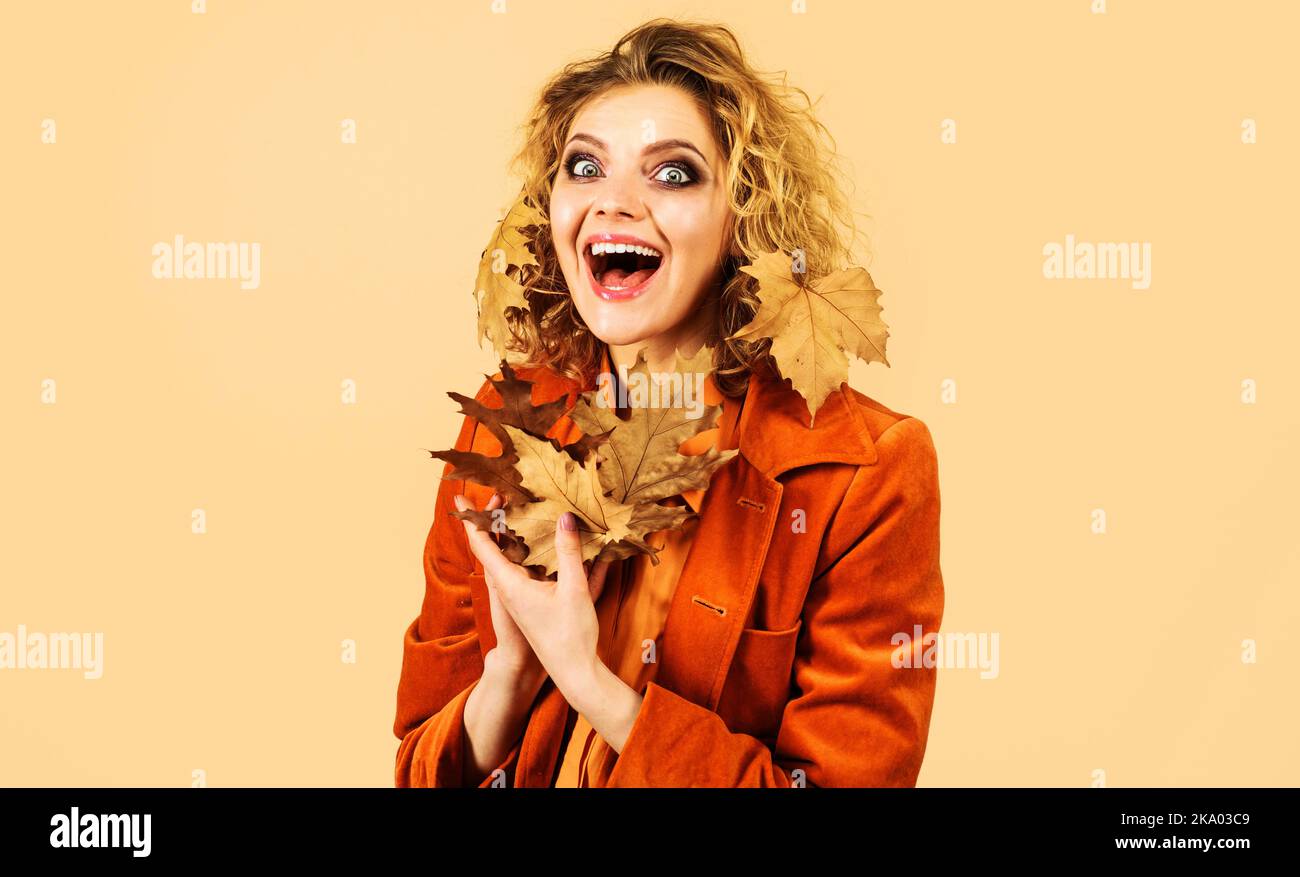 Modello di moda autunnale. Ragazza felice con foglie gialle. Moda per l'autunno. Umore autunnale. Foto Stock