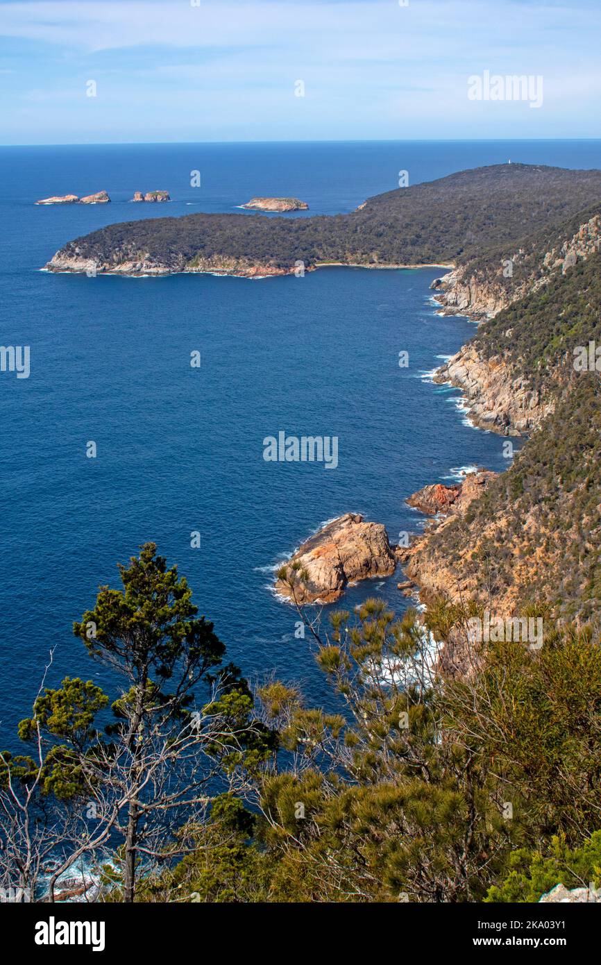 Ammira Bluestone Bay dalla costa della Penisola di Freycinet Foto Stock