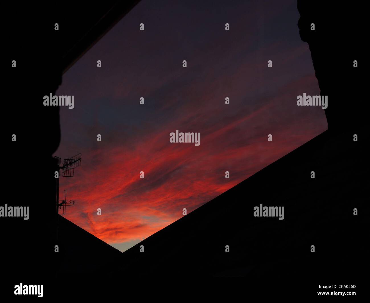 AJAXNETPHOTO. LUGLIO, 2022. WORTHING, INGHILTERRA. - CRIMSON SKY - EMISFERO NORD. STRATO DI COSTRUZIONE NUVOLA COME SUN SI IMPOSTA SU WEST WORTHING.PHOTO:JONATHAN EASTLAND/AJAX. RIF:P78_222410_126 Foto Stock