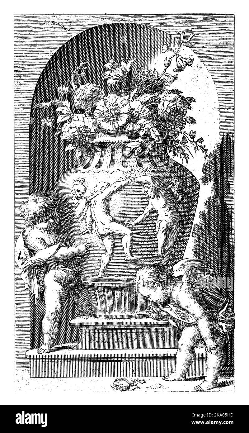 Due putti vicino ad un vaso da giardino con fiori in una nicchia. Il giusto putto guarda una rosa appassita sul terreno. Il putto di sinistra punta al vaso, su wh Foto Stock