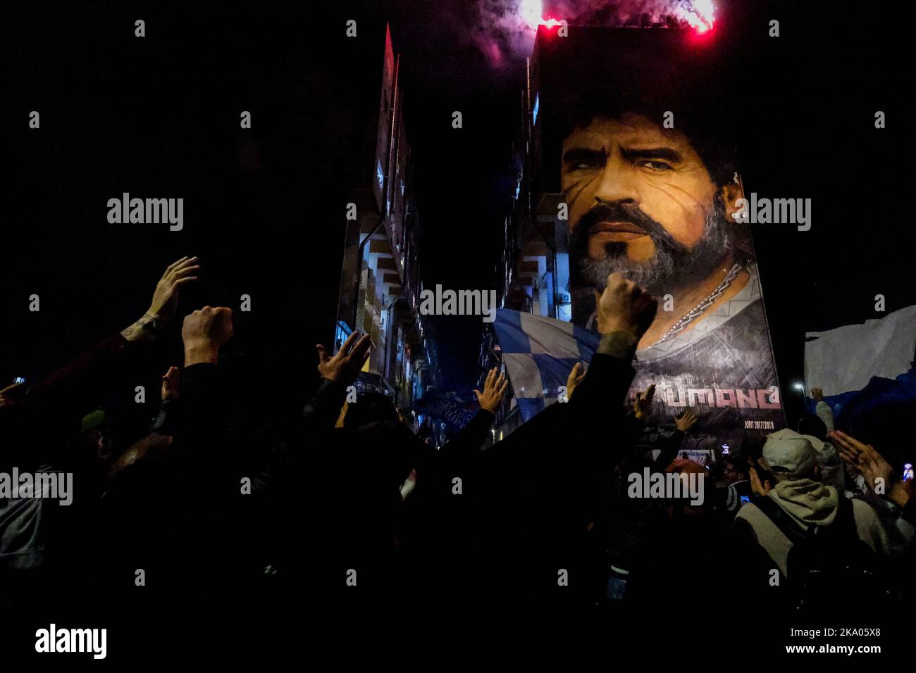 Oggi è il compleanno di Diego Armando Maradona per i napoletani. Omaggio dei fan a Diego Armando Maradona visitare il murale di San Giovanni a Teduccio fuochi d'artificio e canti oggi Maradona avrebbe avuto 62 anni Foto Stock