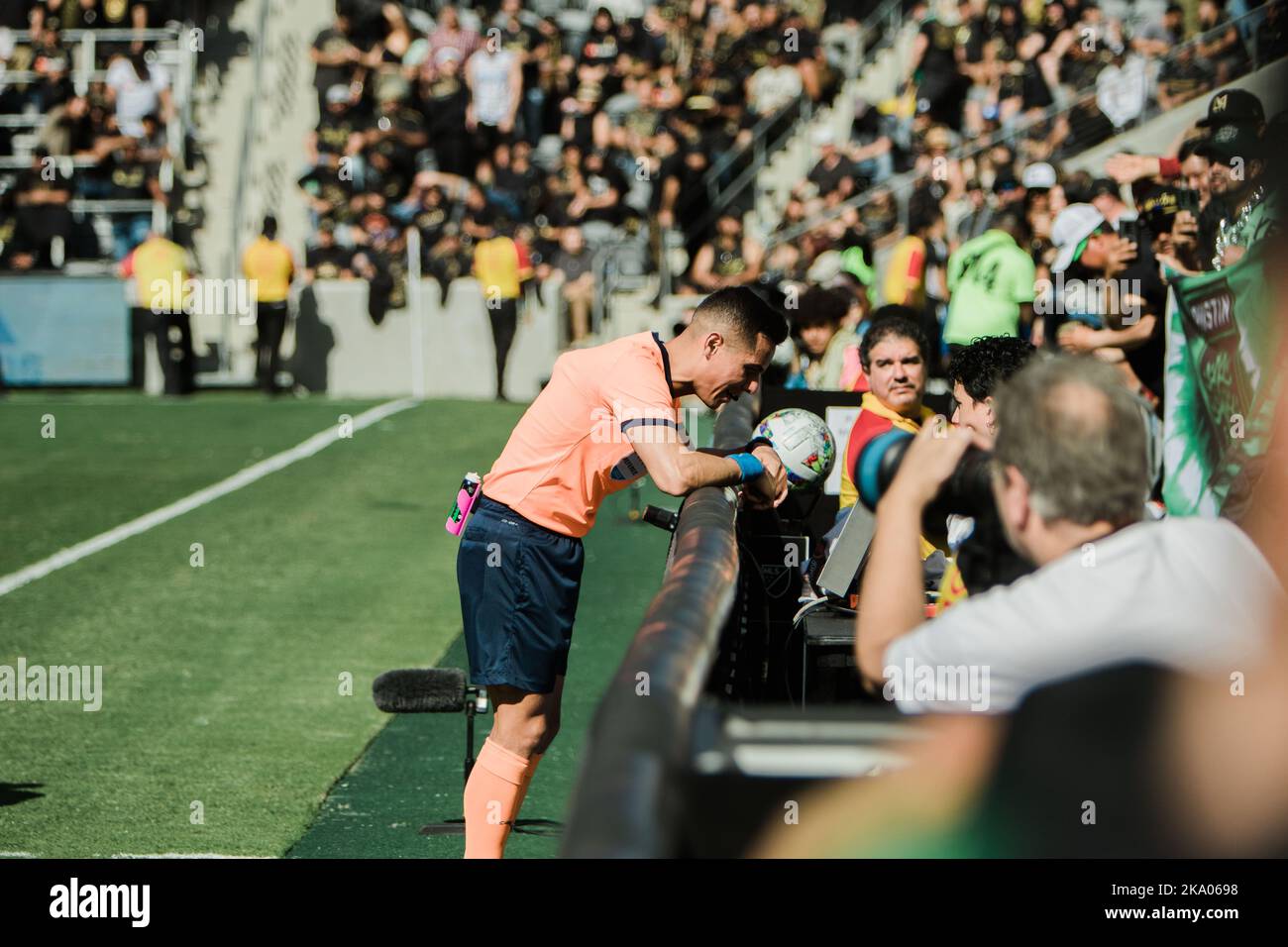 Los Angeles, California, Stati Uniti. 30th Ott 2022. Un arbitro recita un fallo durante una partita tra il LAFC di MLS e l'Austin FC al Banc of California Stadium di Los Angeles, California il 30 ottobre 2022 (Credit Image: © Alex Cave/ZUMA Press Wire) Credit: ZUMA Press, Inc./Alamy Live News Foto Stock