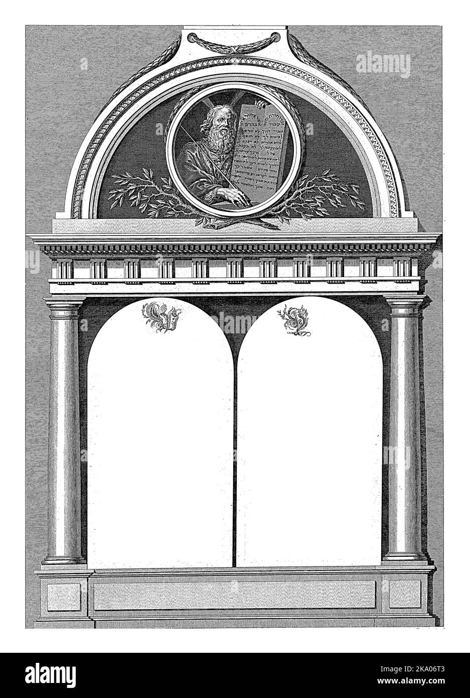 Le due tavole di pietra con i dieci comandamenti in calligrafia. Al centro in cima in un medaglione rotondo: Mosè con i dieci Comandamenti. Foto Stock