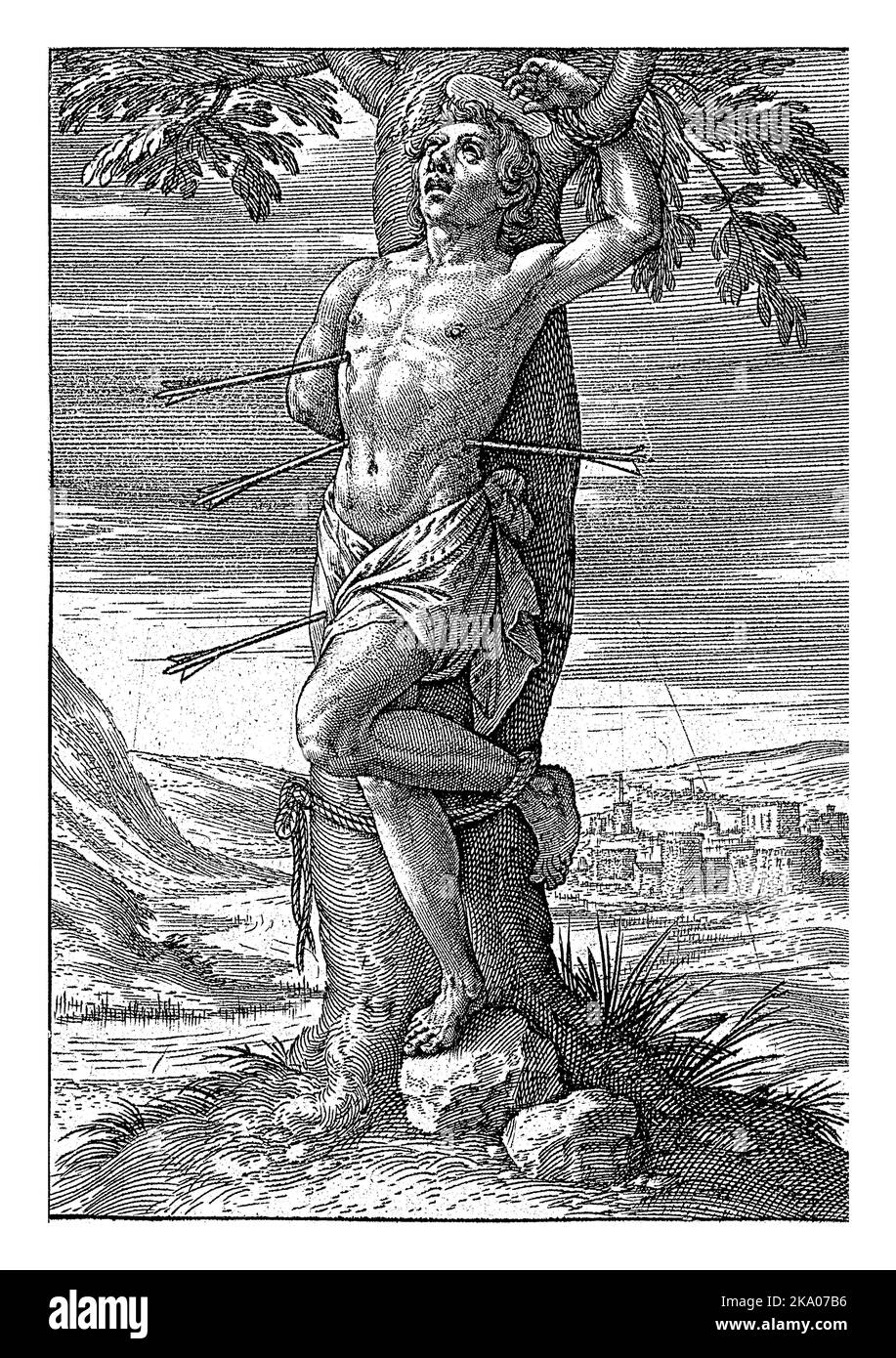 San Sebastiano è legato ad un albero. Le frecce si sono esercitate nel suo corpo. Sullo sfondo una vista di una città. Foto Stock